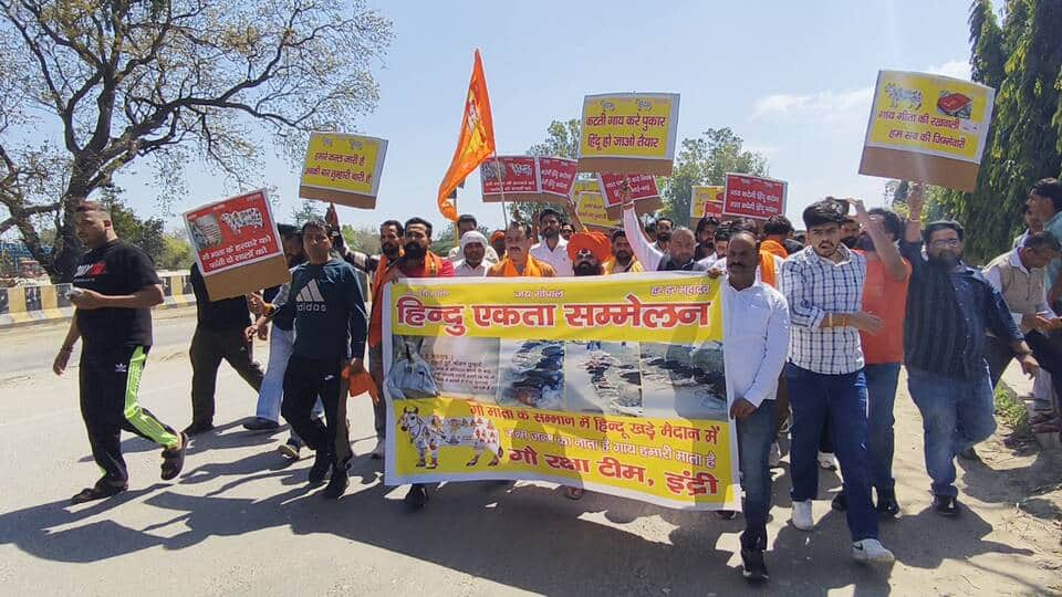 धनोरा एस्केप के पास गौवंशों के अवशेष मिलने पर प्रदर्शन करते गाै सेवक । संवाद