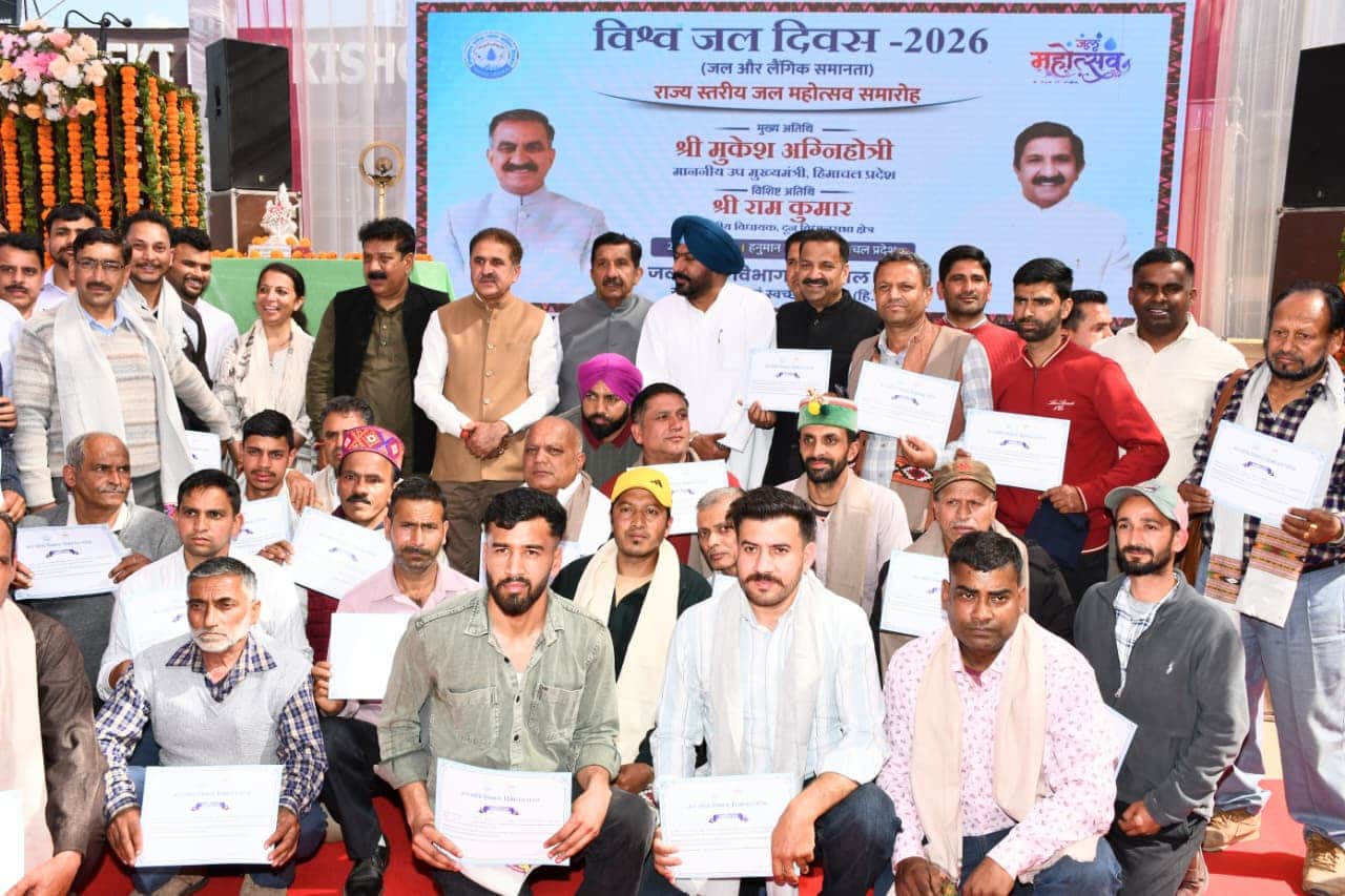 उपमुख्यमंत्री बेहतर कार्य करने वाले कर्मचारियों को प्रमाण पत्र देकर सम्मानित करते हुए- स्रोत- व