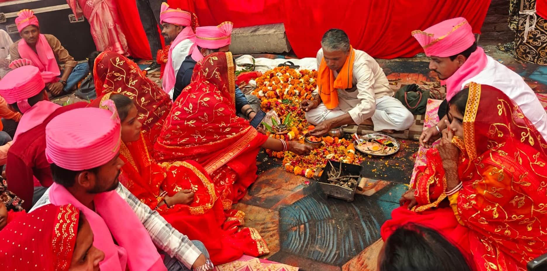 उतरौला के शालीमार लॉन में वर-वधू की शादी कराते पंडित। संवाद