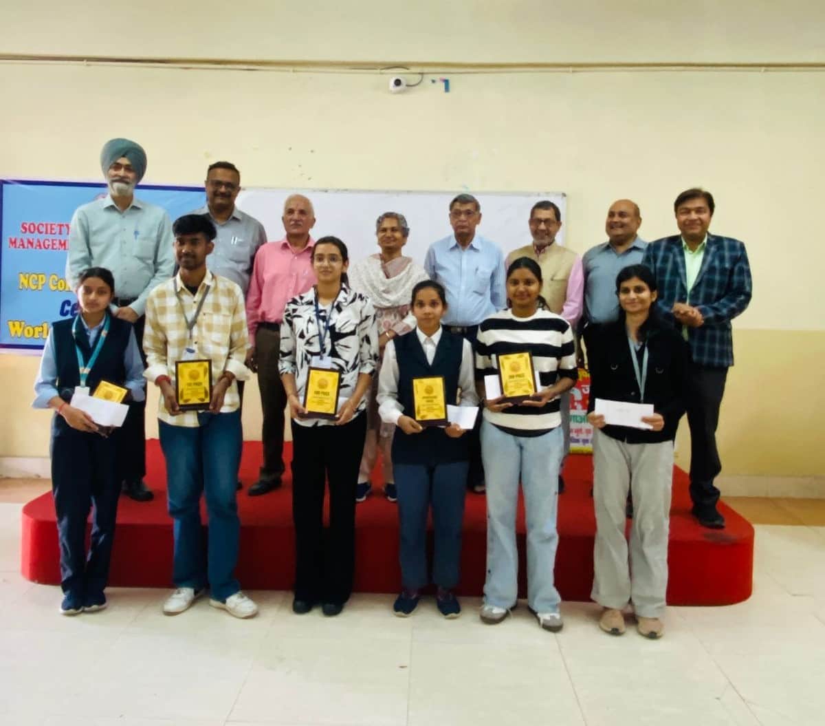 विजेता विद्यार्थियों के साथ मौजूद अतिथि व अन्य। संस्थान