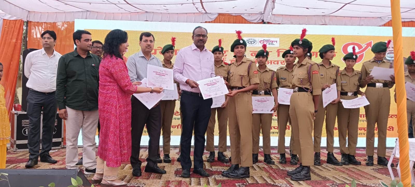 विकास भवन में आयोजित कार्यक्रम में जिलाधिकारी और मुख्य विकास अधिकारी। 