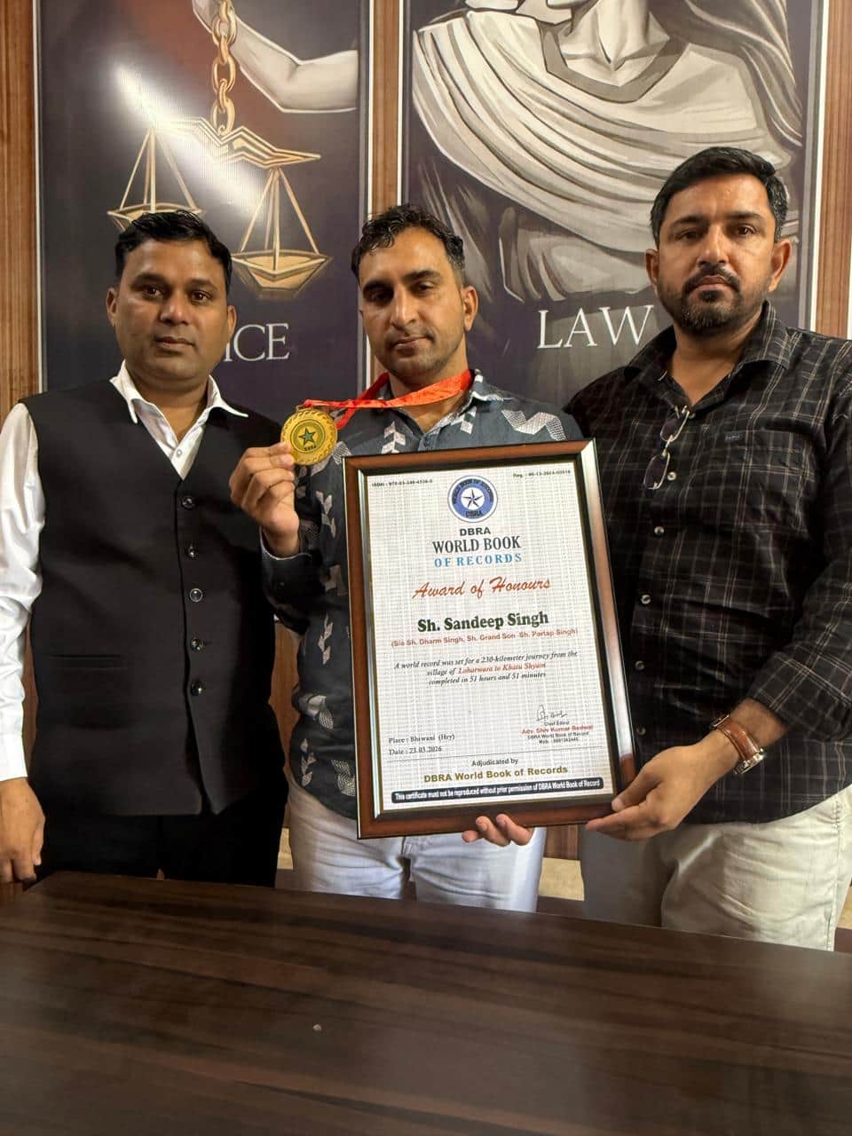 वर्ल्ड बुक ऑफ रिकॉर्ड्स संस्था की ओर से जारी प्रमाण-पत्र दिखाते हुए संदीप। 