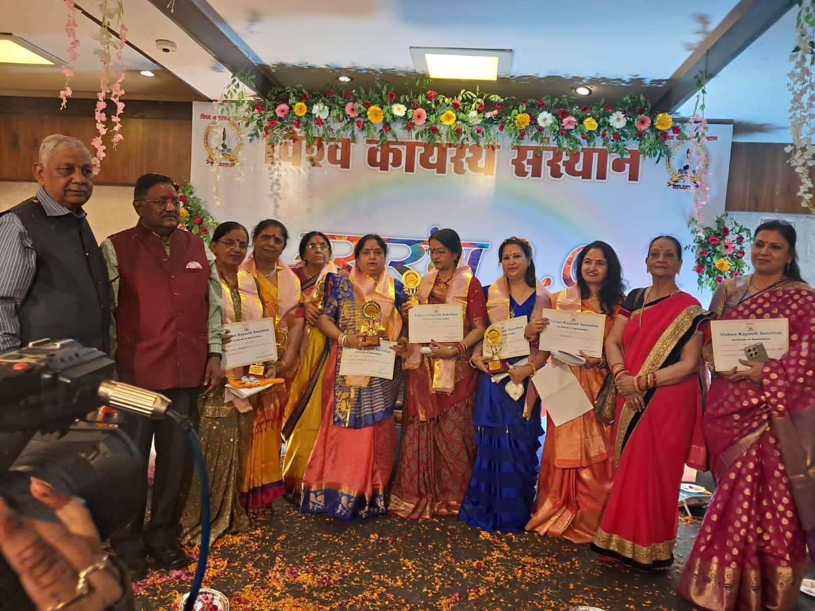 विश्व कायस्थ संस्थान की उत्तर प्रदेश इकाई की ओर से गोमतीनगर में सामूहिक होली मिलन समारोह का आयो