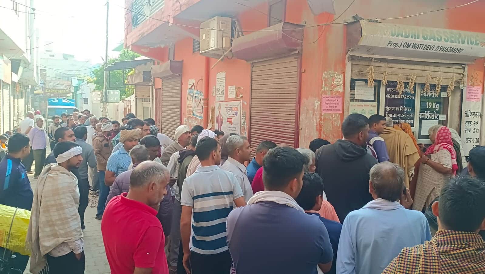 विवार सुबह साढ़े आठ बजे गैस एजेंसी के बाहर लगी उपभोक्ताओं की कतार। 