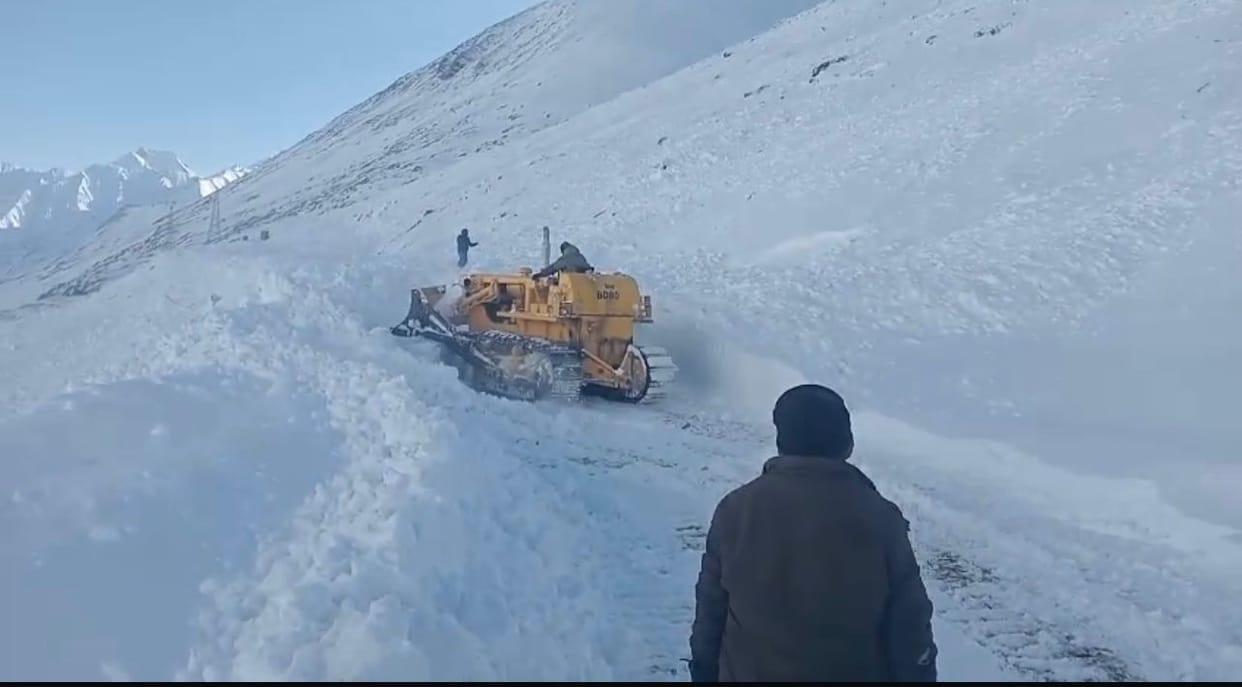 Leh, Zozila Road, Work Continue, Remove Snow