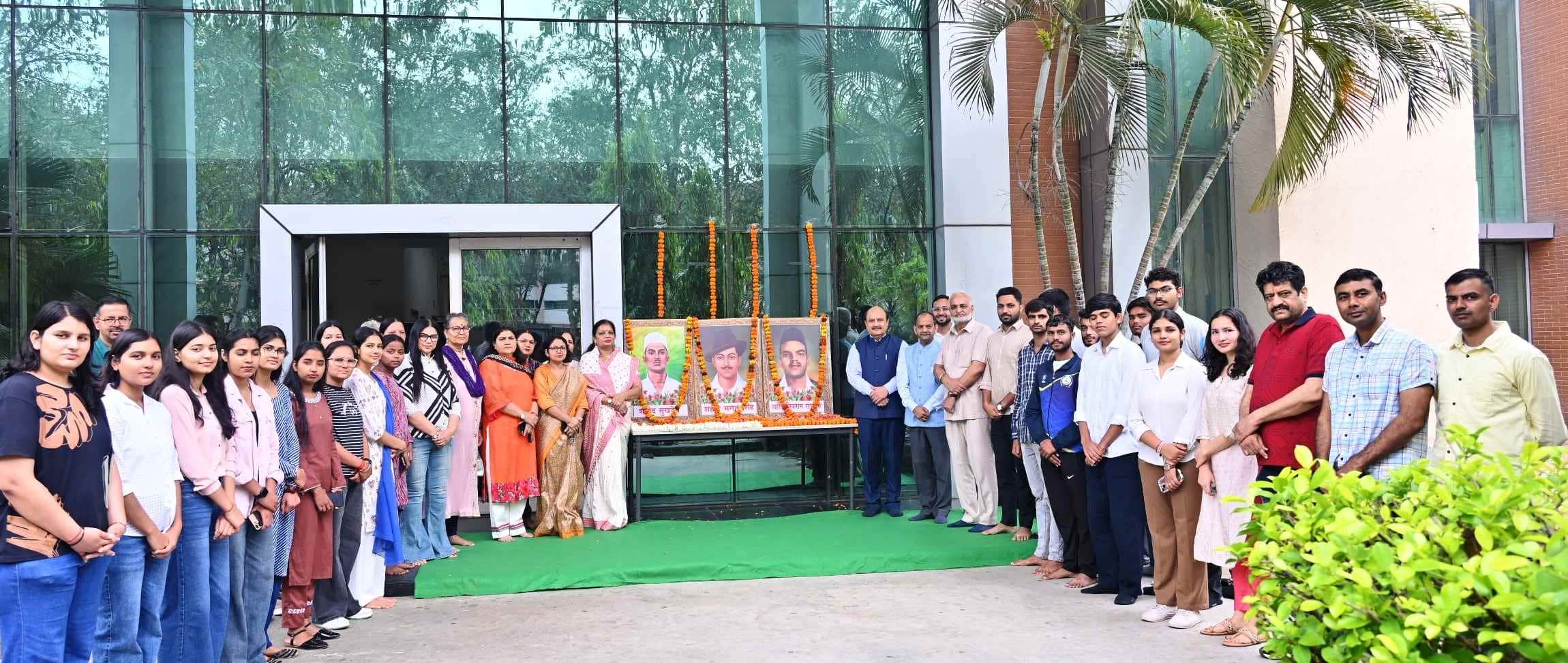 06-एमडीयू में शहीदी दिवस पर श्रद्धांजलि देते कुलपति प्रो. सोमनाथ सचदेवा, डॉ. कृष्णकांत व अन्य। 