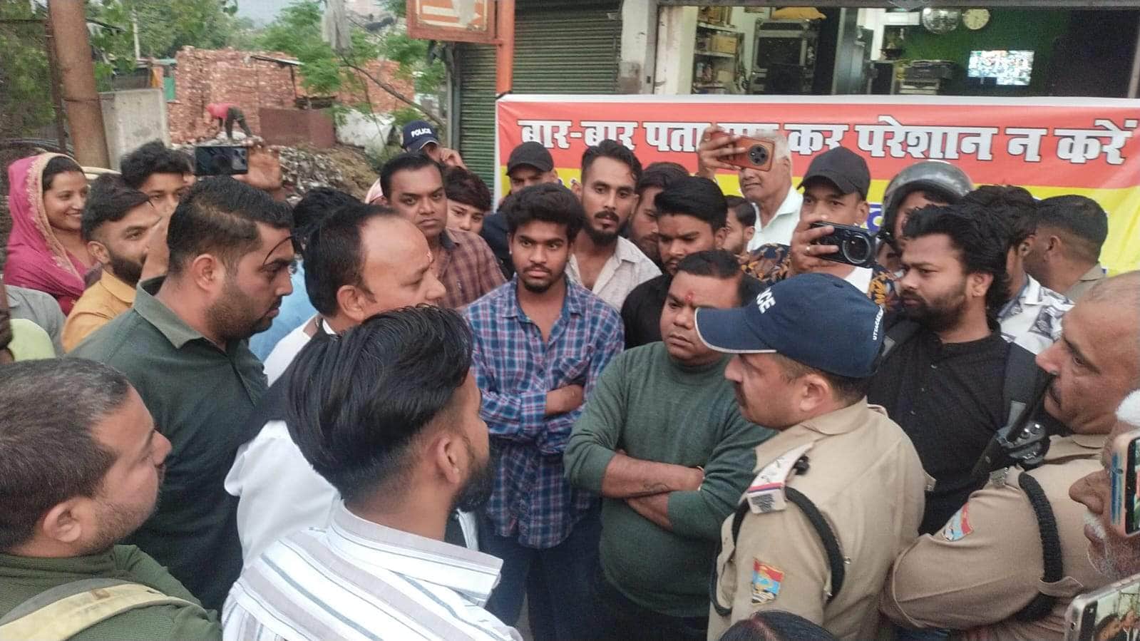 07- परशुराम चौक पर प्रदर्शन के दौरान मौके पर पहुंची पुलिस।संवाद