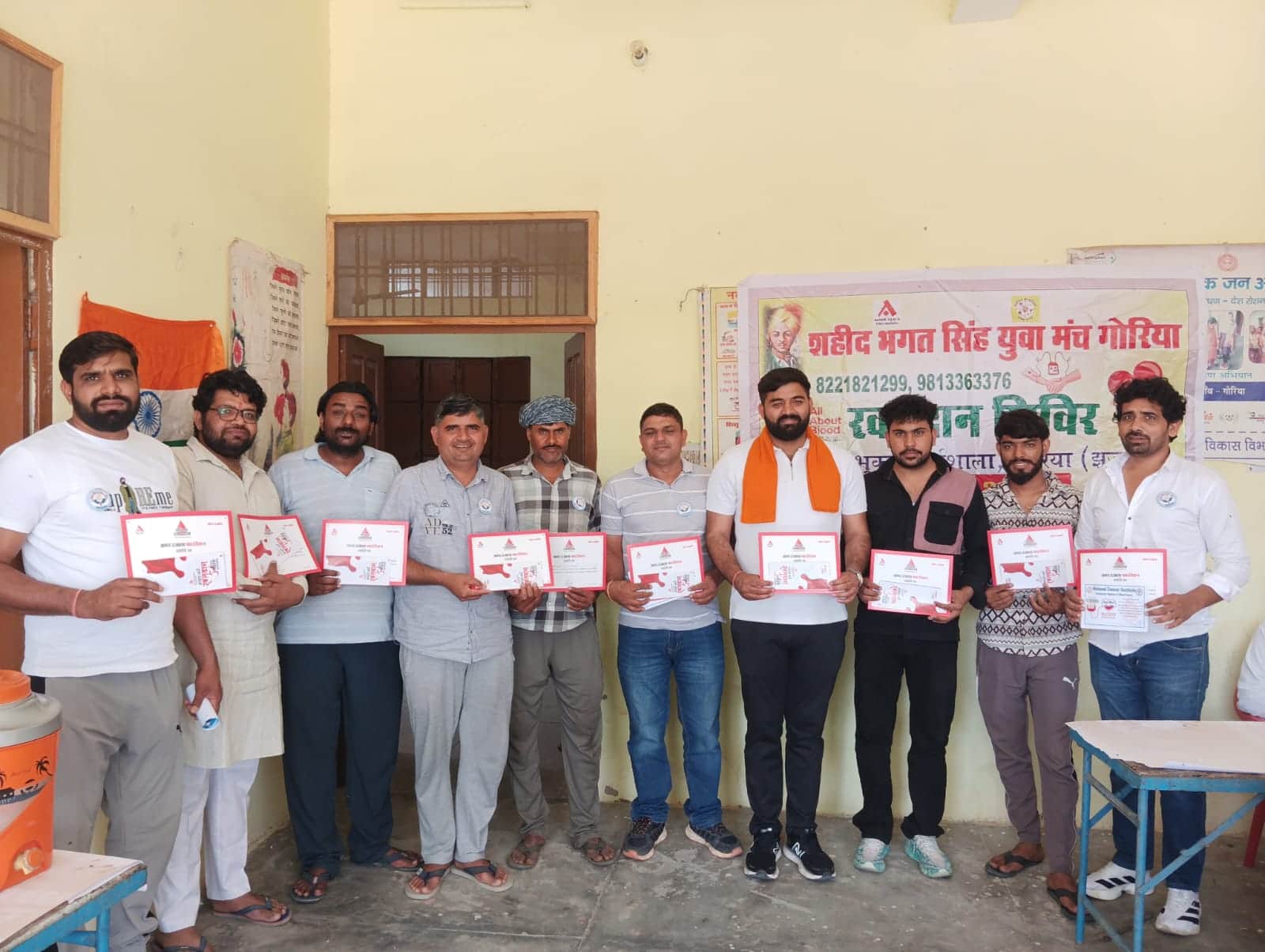 23jjrp03- गोरिया गांव में आयोजित रक्तदान शिविर में रक्तदाताओं को सम्मानित करते अतिथि। संवाद