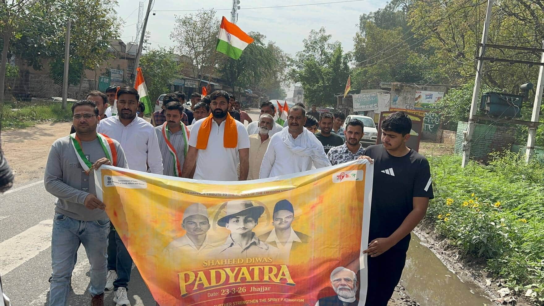 23jjrp06- बिरोहड़ गांव में शहीदी दिवस पर पदयात्रा निकालते युवा। स्रोत-आयोजक