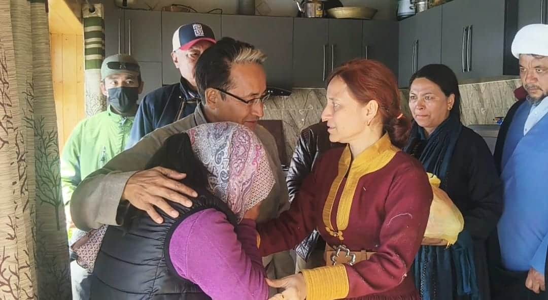 24 सितंबर को जान गंवाने वालों के परिजनों को सांत्वना देते हुए सोनम वांगचुक दिखाई दिए, स्रोत — स