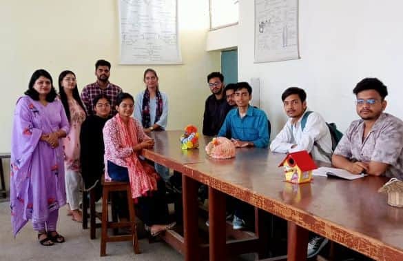 24जेएनडी02 : कॉलेज में घोंसला प्रतियोगिता में भाग लेने वाले विद्यार्थी। स्रोत : कॉलेज