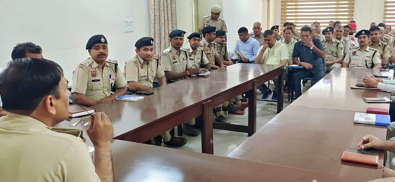 24जेएनडी03-पुलिस लाइन में मुख्यमंत्री सुरक्षा व्यवस्था को लेकर निर्देश देते उप अधीक्षक कमलदीप र