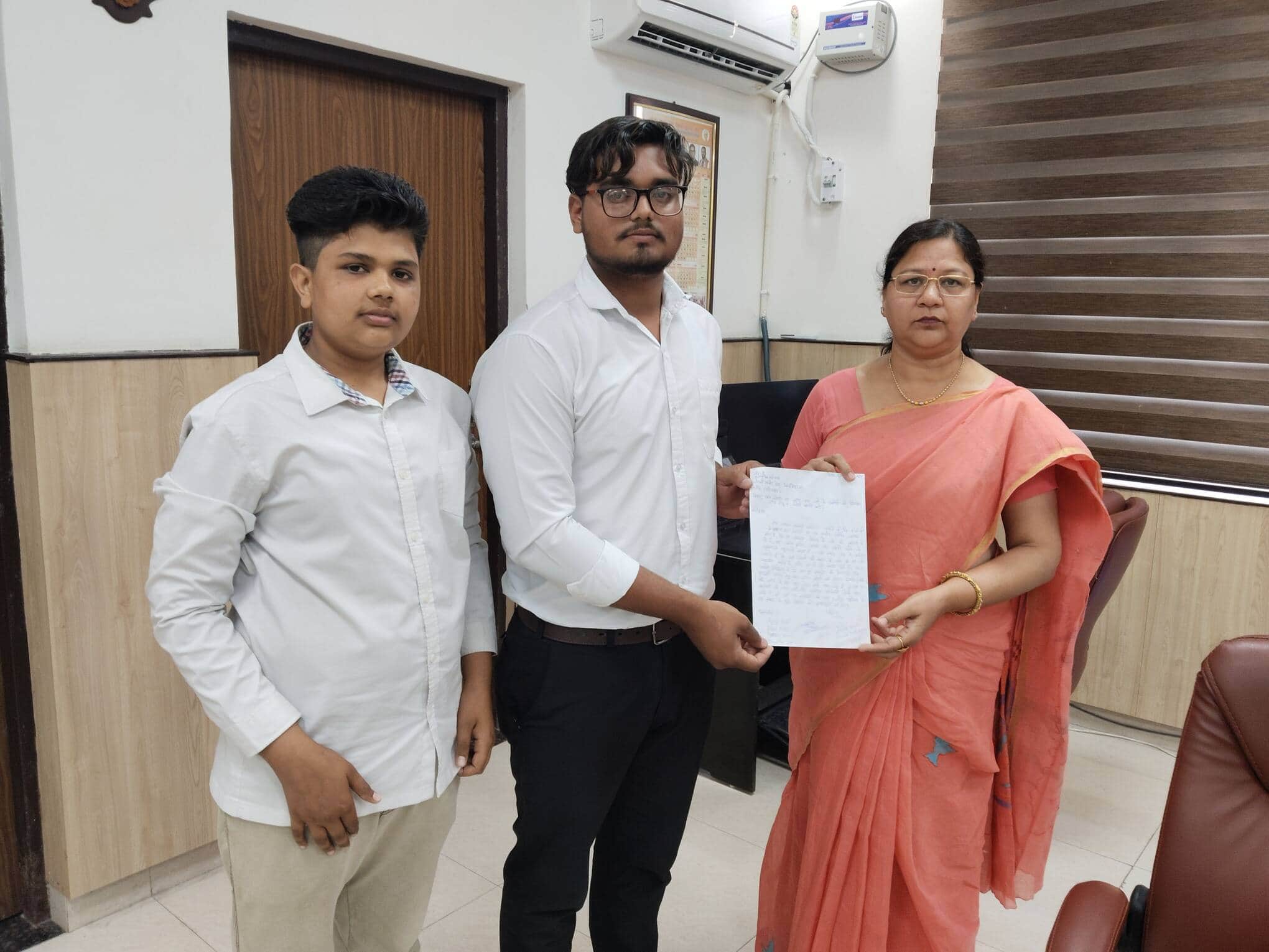 24जेएनडी07: सीआरएसयू की रजिस्ट्रार को ज्ञापन सौंपते हुए किसान छात्र संगठन के सदस्य। स्रोत : विद