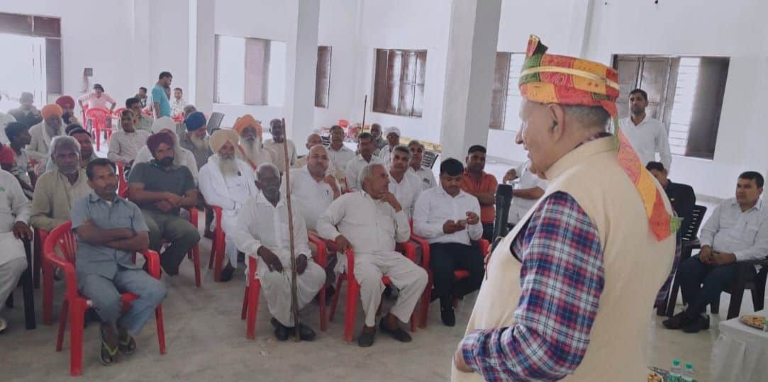 24जेएनडी08: सफीदों विधानसभा क्षेत्र के गांवों में सीएम की रैली का न्यौता देते हुए विधायक रामकुम