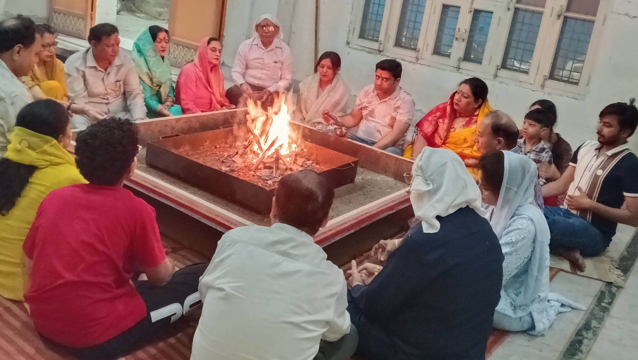 24जेएनडी10: हवन यज्ञ में आहुति देते हुए श्रद्धालु। स्रोत : पुजारी