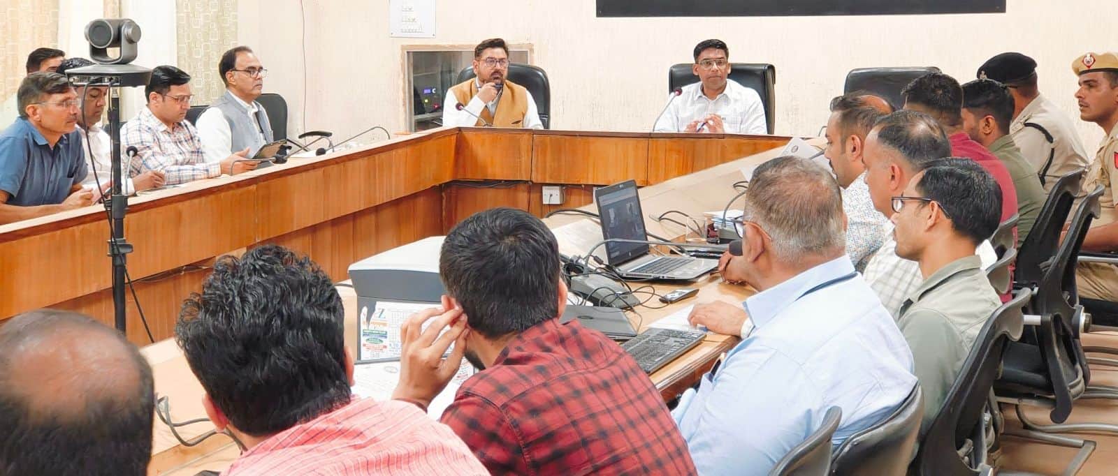 24जेएनडी16-लघु सचिवालय में आयोजित बैठक में अधिकारियों को निर्देश देते डीसी मोहम्मद इमरान रजा। 