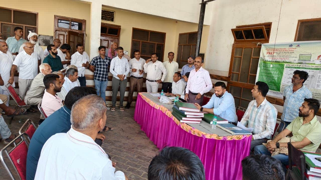 24जेएनडी20: जानकारी देते हुए संपदा अधिकारी सत्यवान सिंह मान। स्रोत प्रशासन।