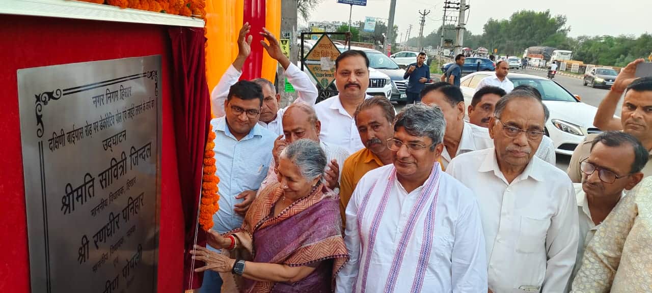 4 करोड़ से लगाई गई साउथ बायपास पर डेकोरेटिव पोल और लाइट्स का उद्घाटन करती विधायक सावित्री जिंदल