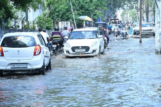41-रोहतक में सोमवार को हुई बारिश के बाद प्रेम नगर मोड़ पर भरा बारिश का पानी। संवाद