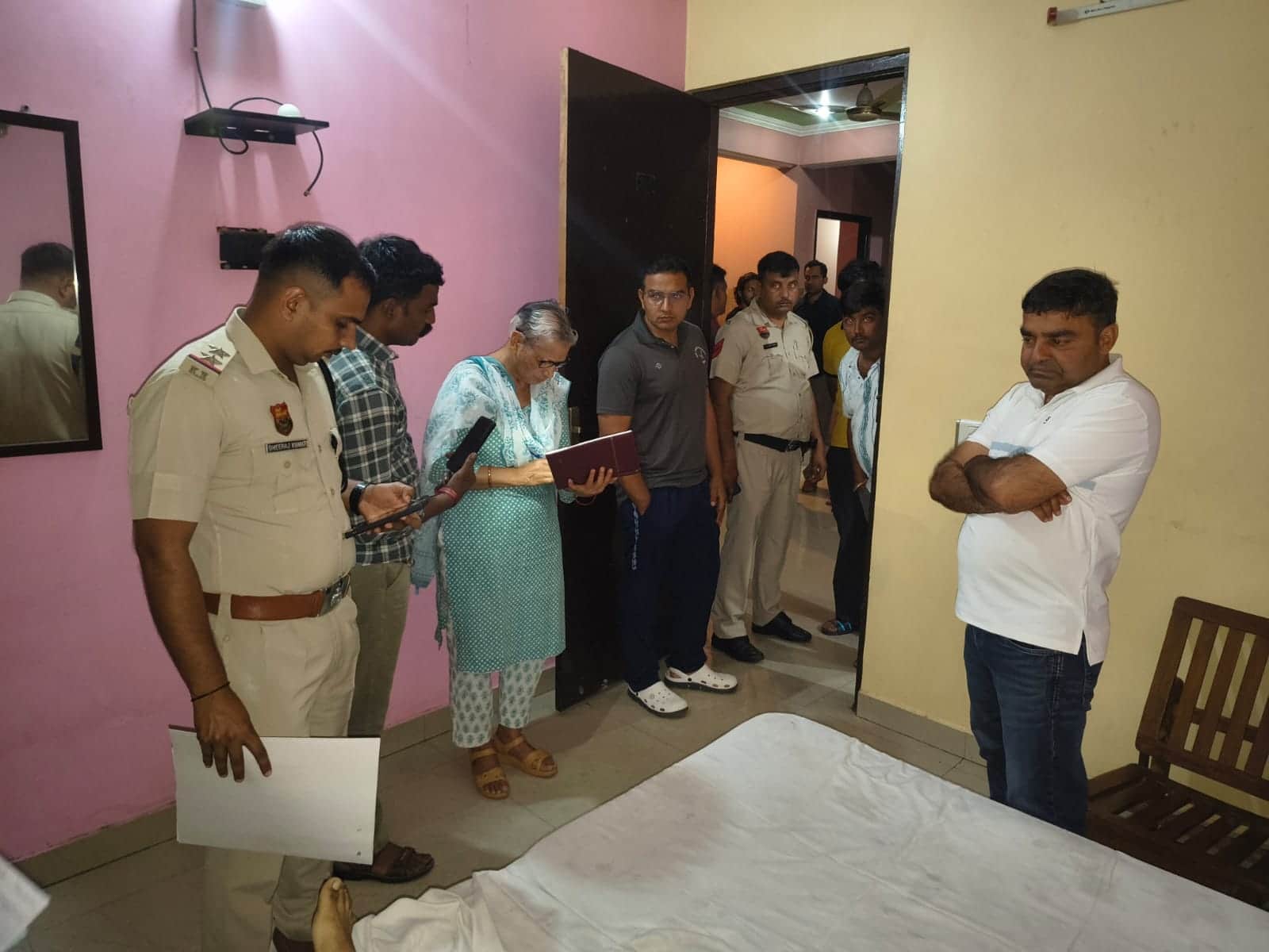 45-रोहतक में नये बस अड्डे के नजदीक एक हाेटल में सोनीपत के युवक की मौत के बाद जांच करतीं एफएसएल 