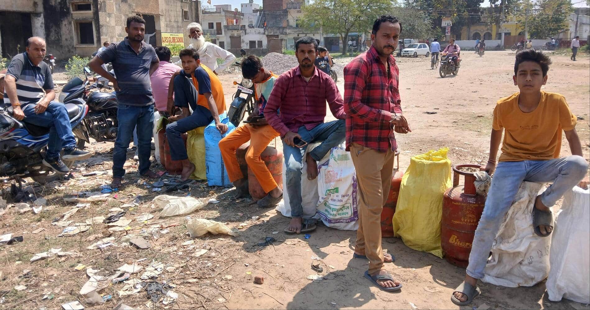 आईटीआई मैदान में गैस सिलिंडर के लिए कतार में खड़े लोग। - संवाद 