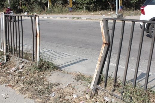 Not only is there an open drain on the highway, but the grill is also broken, and accidents are also caused by illegal cuts and potholes.