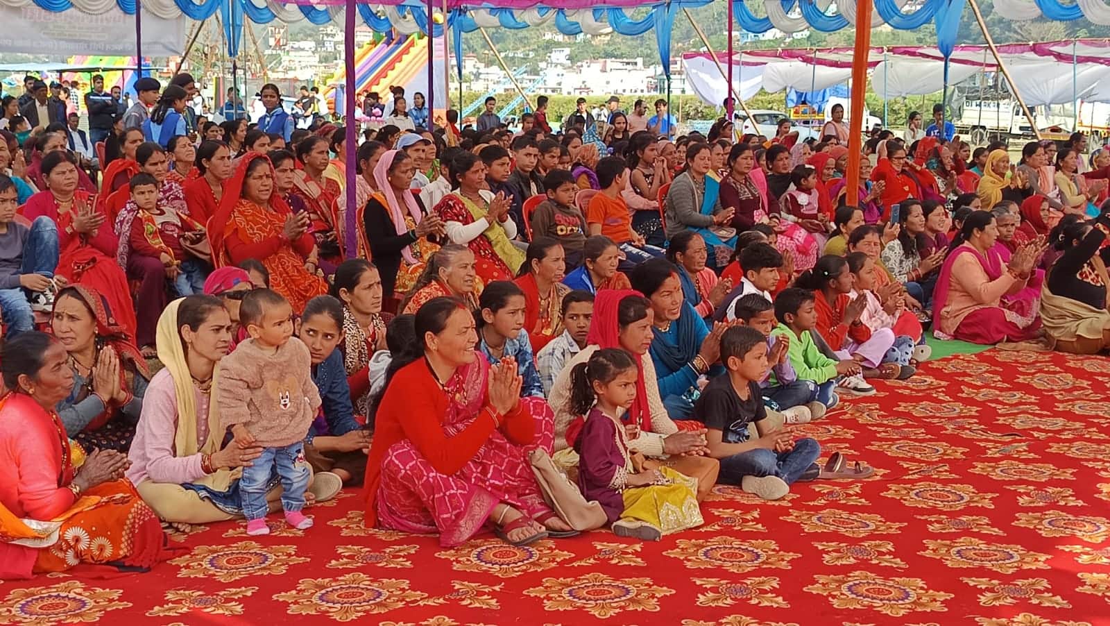 आठूं मेले में कार्यक्रम देखने पहुंचे लोग। संवाद