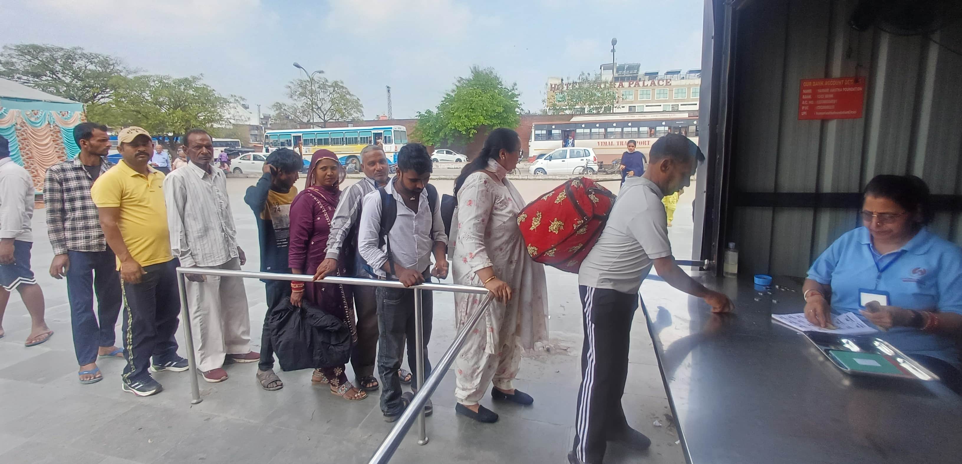 अंबाला छावनी बस अड्डे पर हमारी आस्था फाउंडेशन की ओर से पांच रुपये में खिलाया जा रहा खाना। संवा