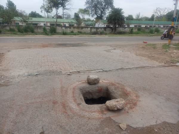 अंबाला छावनी के बीसी बाजार में टूटी पुलिया। स्वयं