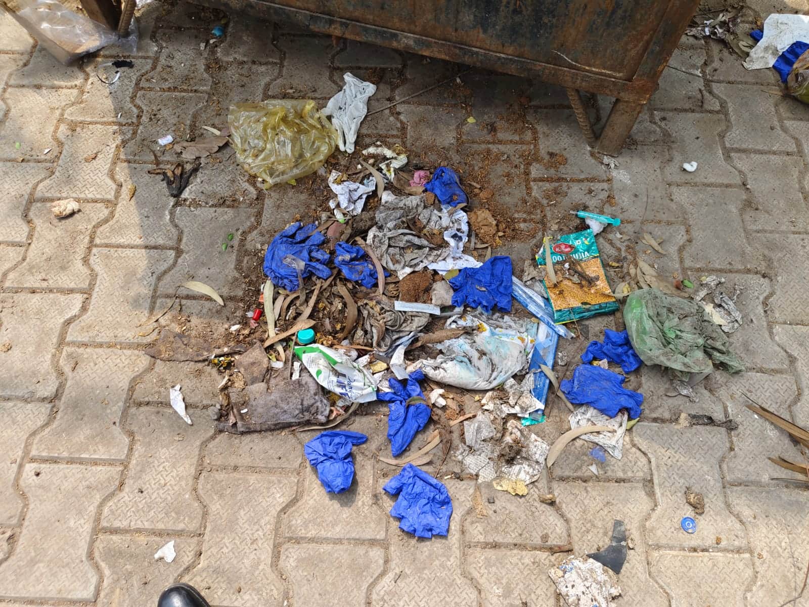 अंबाला कैंट के नागरिक अस्पताल की पार्किंग के कूड़ेदान के बाहर पड़े ग्लब्स: संवाद