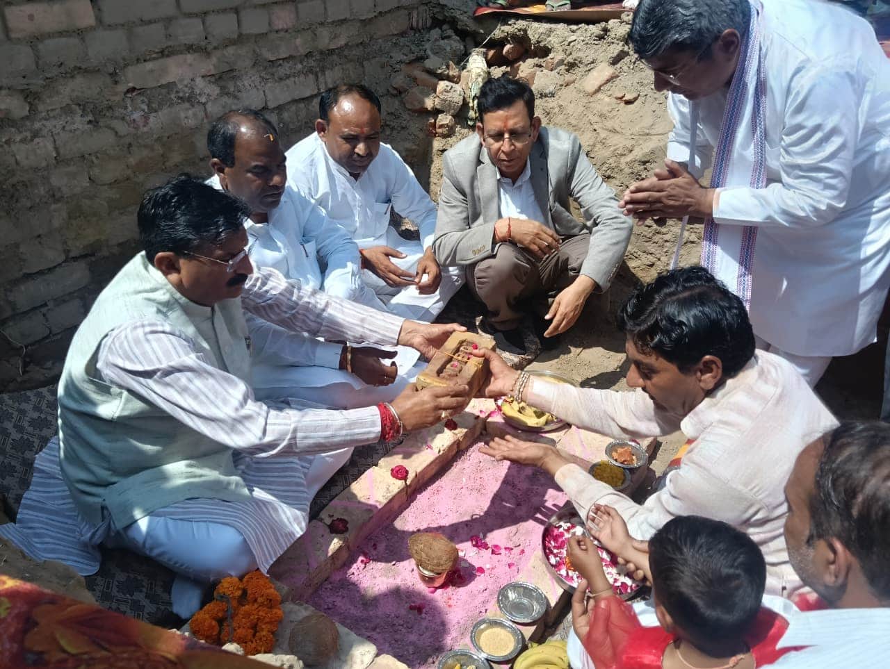 अग्रोहा भगवान वाल्मीकि लाइब्रेरी का शिलान्यास करते उपस्थितजन को संबोधित करते कैबिनेट मंत्री कृष