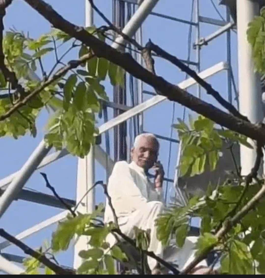 अहार में टावर पर चढ़े वृद्ध। संवाद