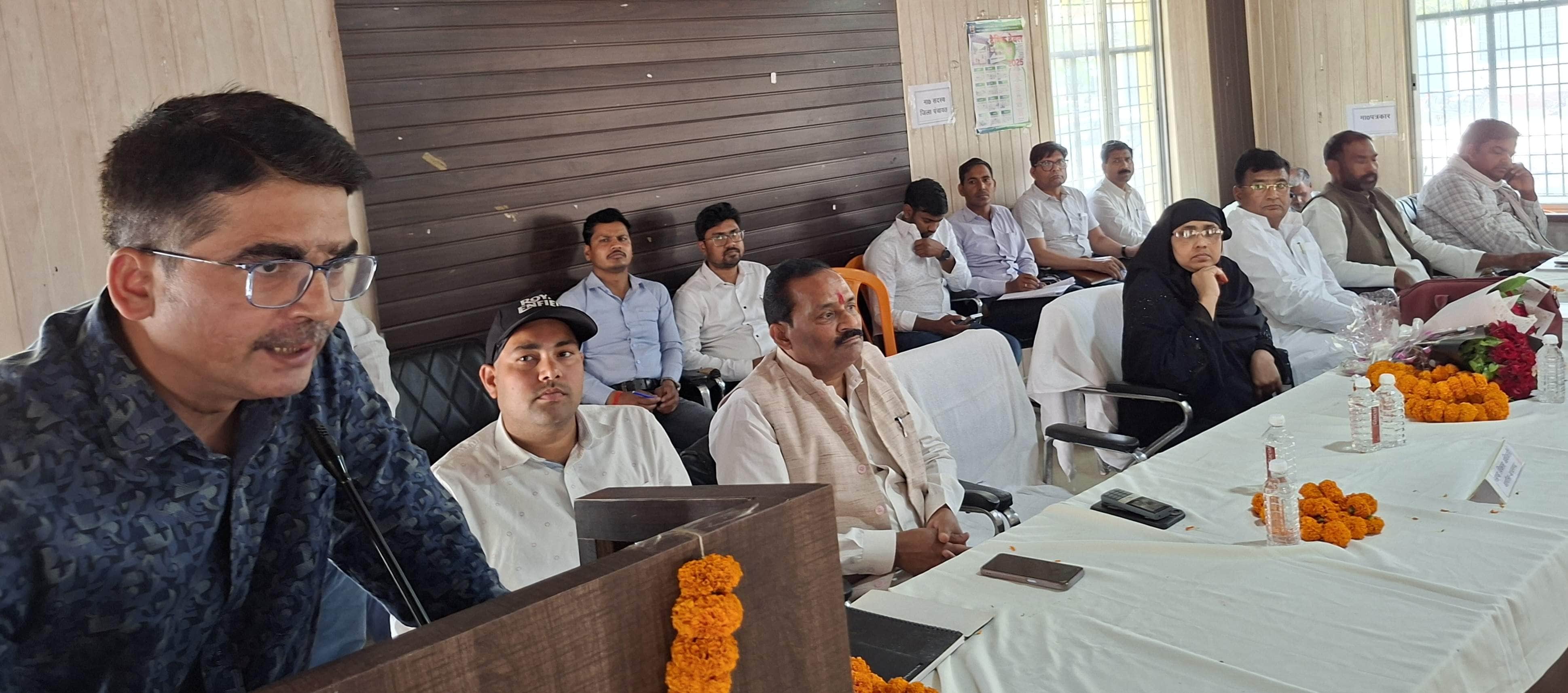 अहरौला ब्लाक सभागार में क्षेत्र पंचायत की बैठक को संबोधित करते खंड विकास अधिकारी विनीत यादव। स