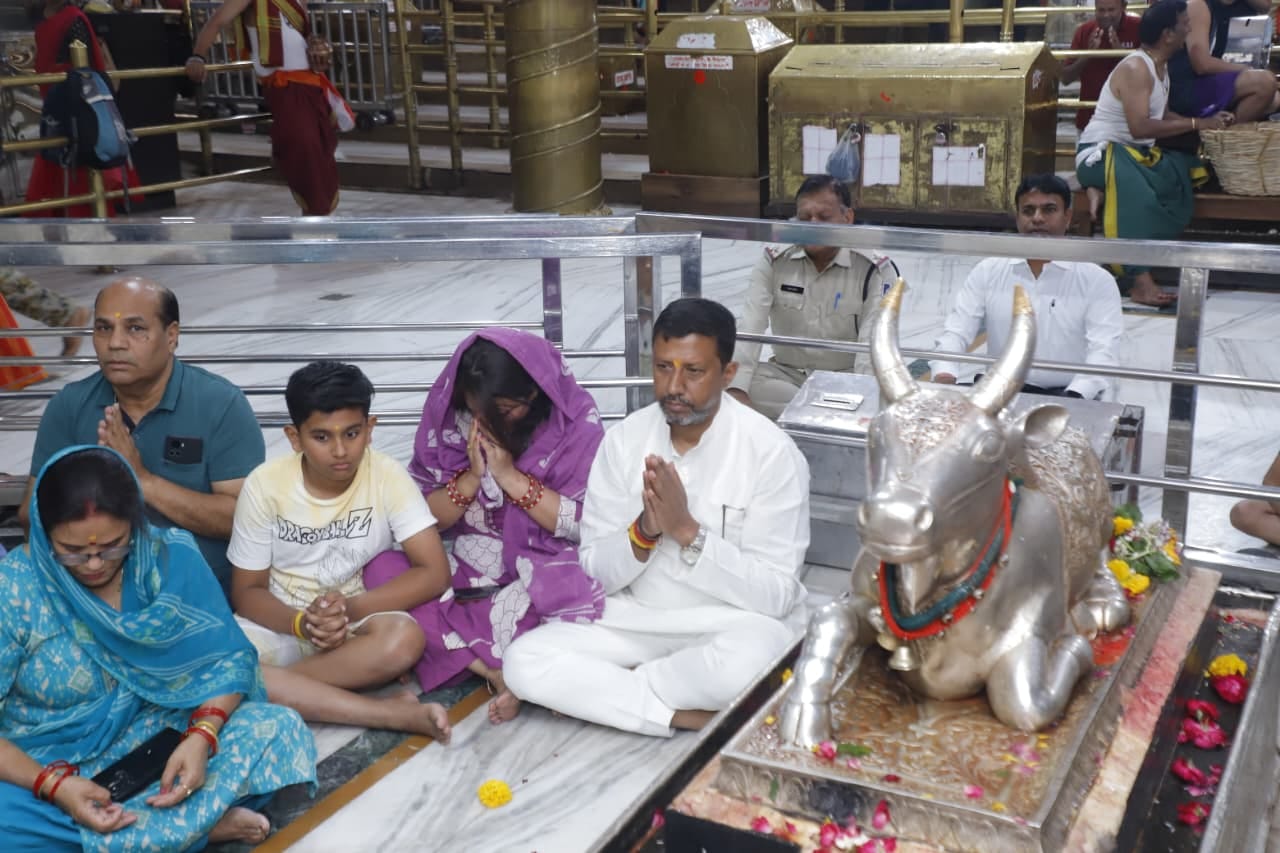 बिहार सरकार के राज्यमंत्री और अखाड़ा परिषद महामंत्री ने किए दर्शन