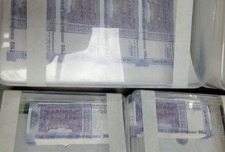 अलीनगर पुलिस द्वारा बरामद नकली नोट। स्रोत:-जागरूक पाठक