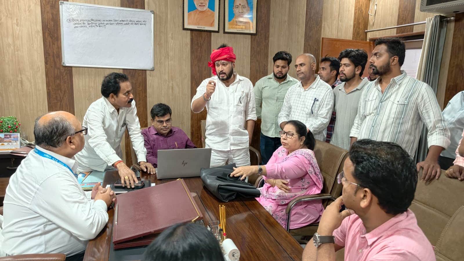 अपूर्वा अस्पताल पर कार्रवाई की मांग को लेकर सीएमओ से वार्ता करते परिजन।संवाद