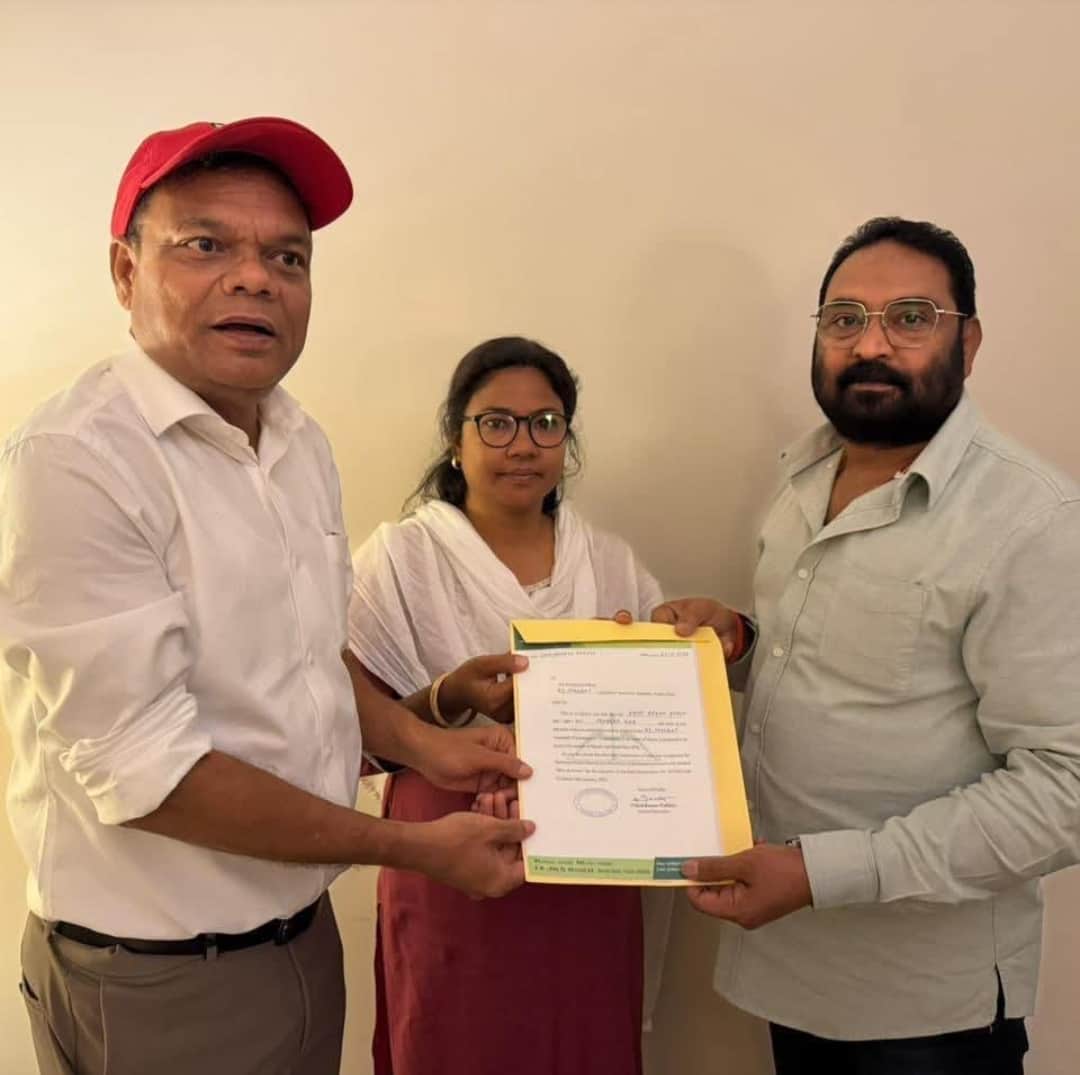 असम चुनाव के लिए टिकट देते JMM के नेता