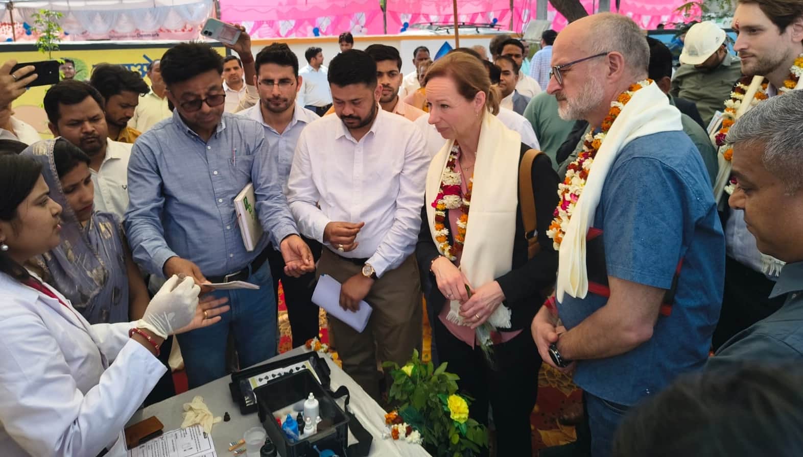 अटल पार्क में लगे मेले में जानकारी करते डेनमार्क का प्रतिनिधि मंडल। संवाद