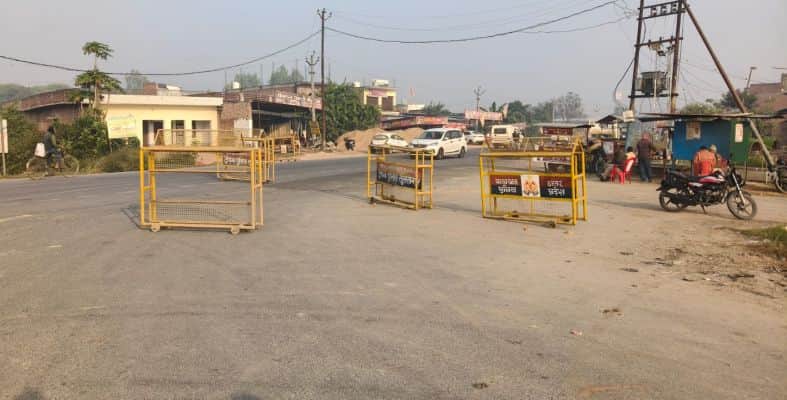अयोध्या-प्रयागराज हाईवे पर मुजेश टोल प्लाजा के पास लगाए गए बैरियर। -संवाद