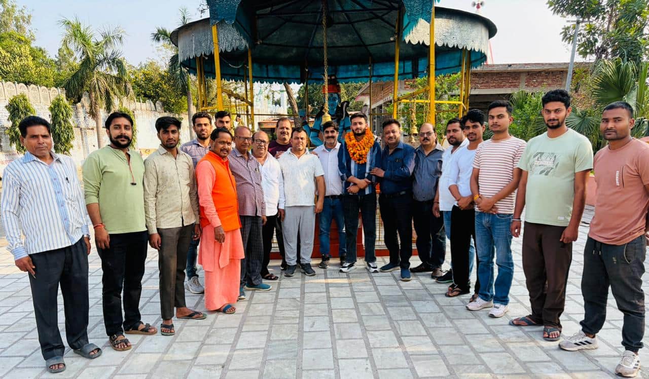 बडा महादेव मंदिर में मनोनीत सभासद का सम्मान करते हुए। (स्त्रोत कमैटी) मवाना।