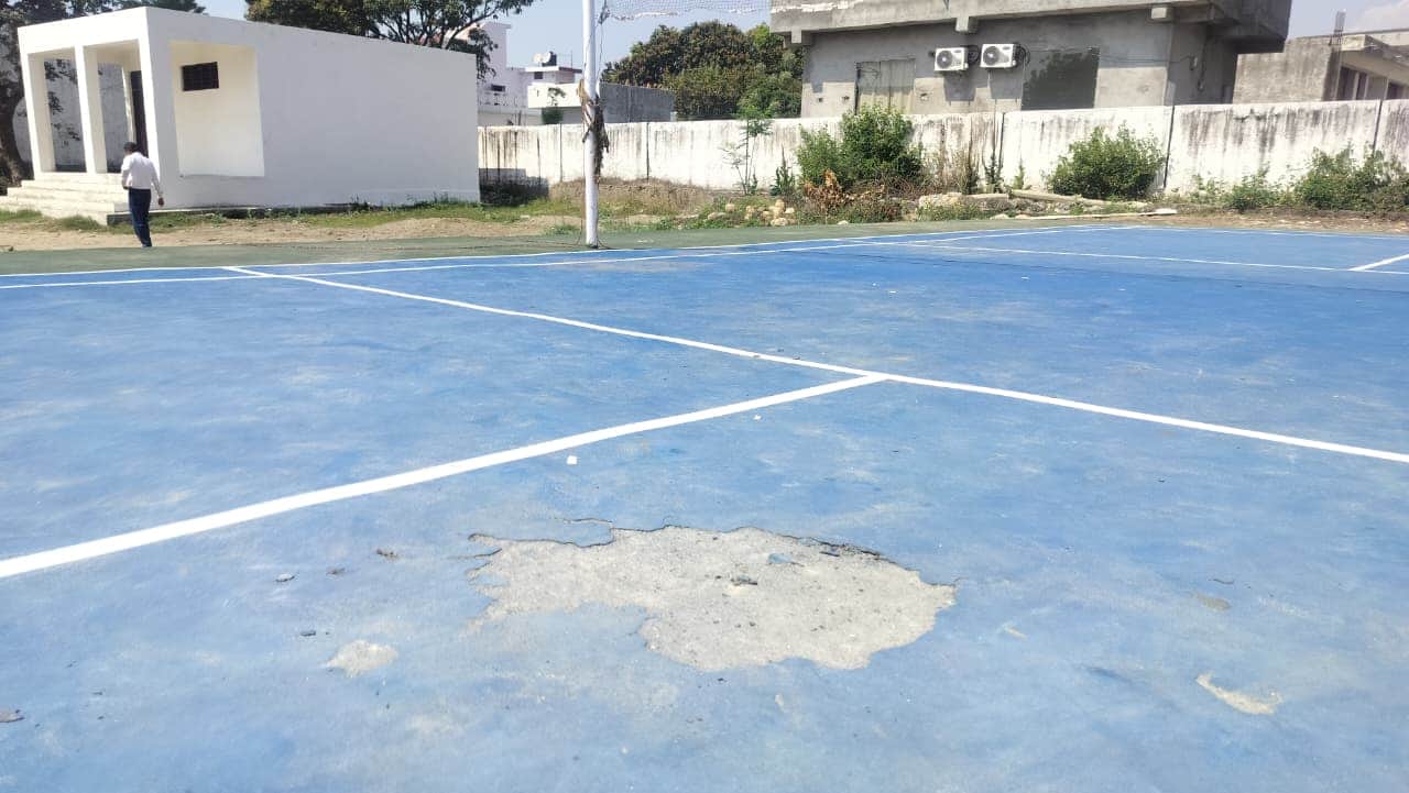 बैंडमिंटन कोर्ट की खस्ताहालतसंवाद