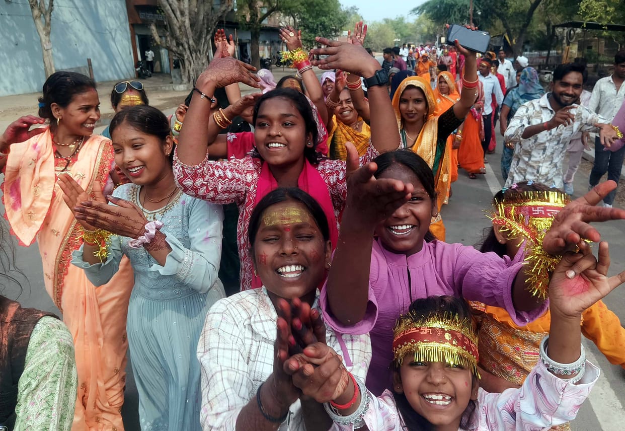 Chaitra Navratri: In the temple of Goddess Maiya, Ghutman played Languria, danced enthusiastically on the hymns of Mata Rani and Languria, the devotees of the Goddess went out to offer the flag.