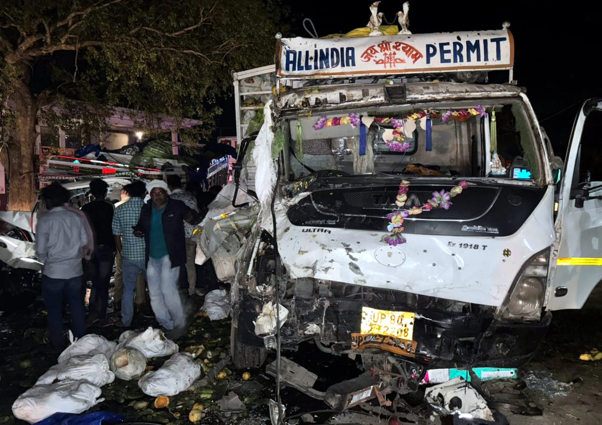 The collision shattered the loader and canter, blocking the state highway for two hours, and the driver and cleaner were rescued by cutting open the cabin, with three injured.