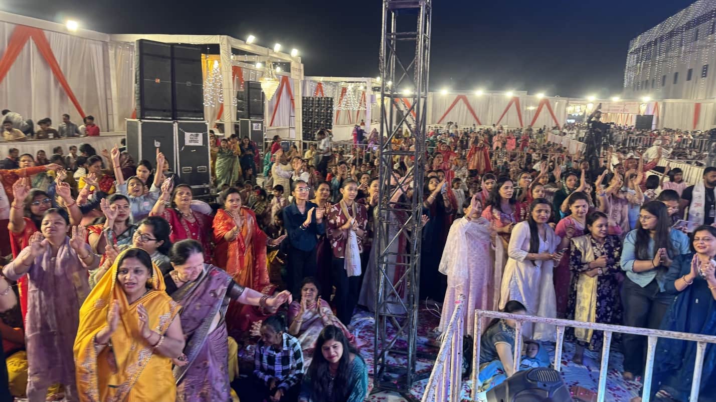 भजनों पर झुमते श्रद्धालु। संवाद