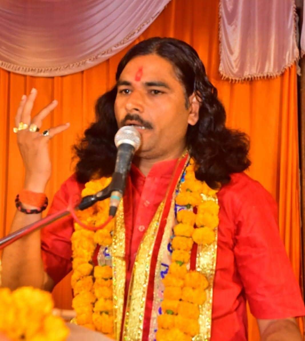 भनवापुर ब्लॉक क्षेत्र के पेंडारी गांव में श्रीराम कथा सुनाते वाचक पंडित राकेश शास्त्री। संवाद