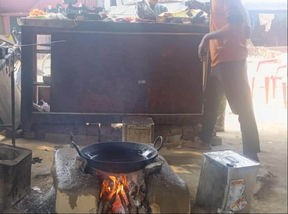 बोहरा चौराहे पर एक होटल में जलता चूल्हा