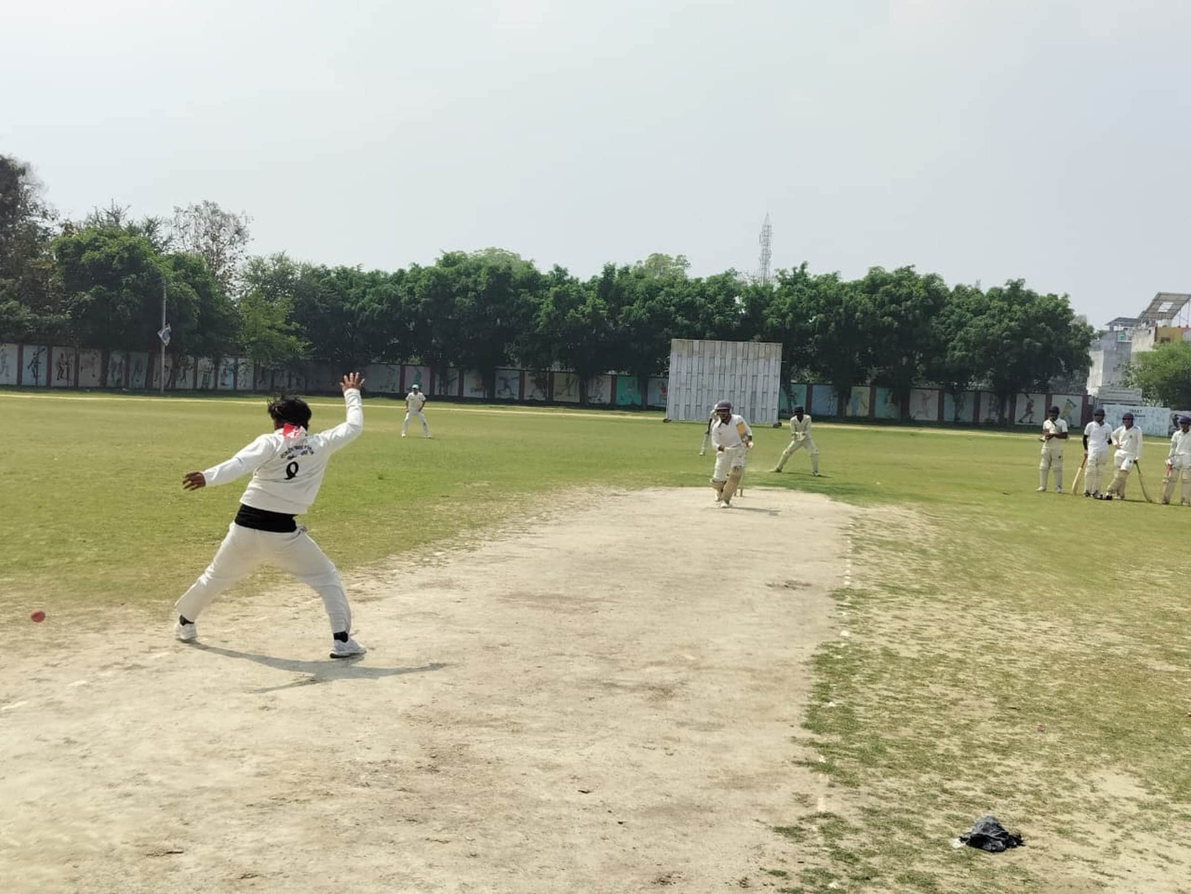 बहराइच के इंदिरा स्टेडियम में क्रिकेट चयन ट्रालय देते खिलाड़ी।