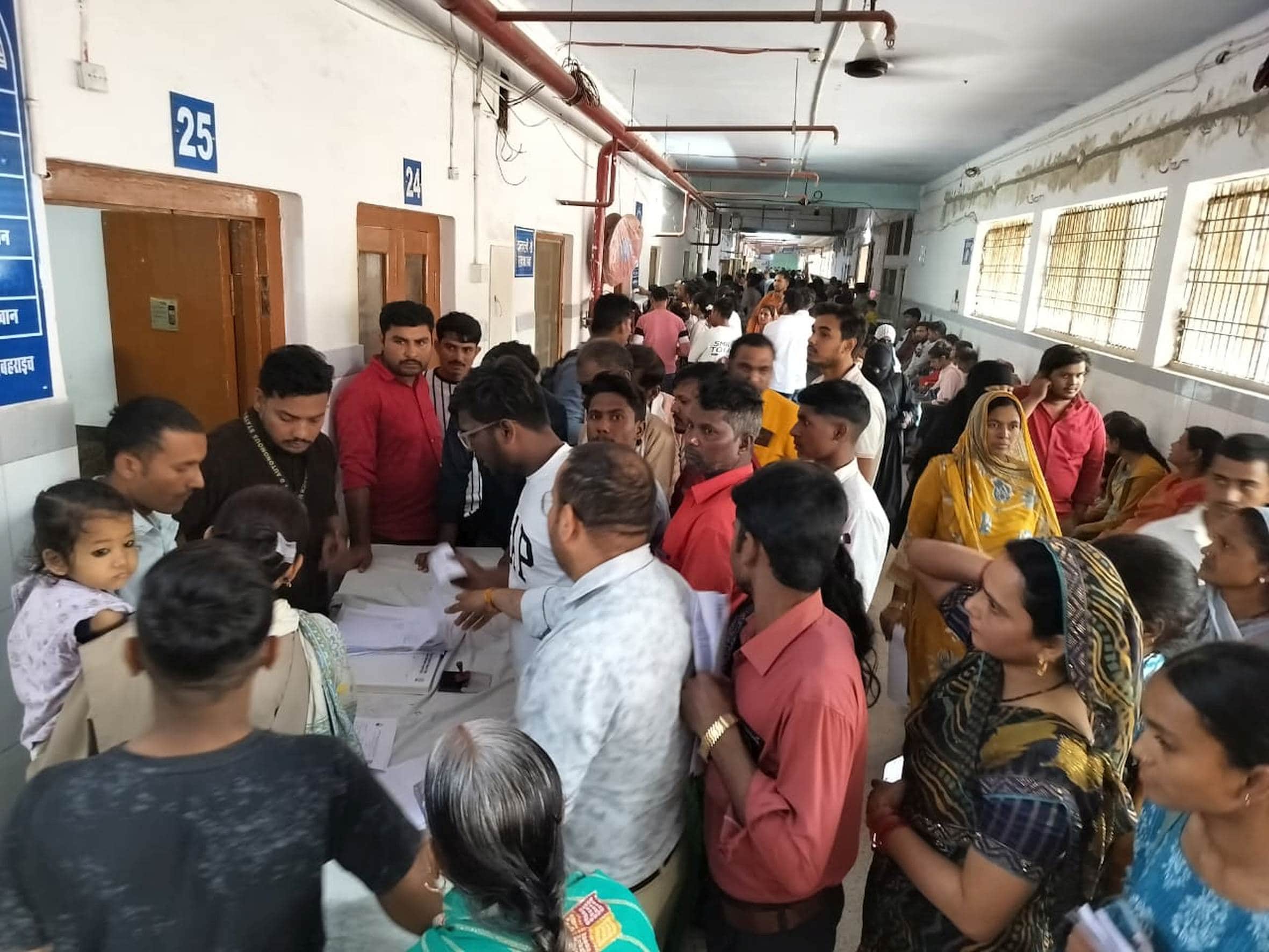बहराइच मेडिकल कॉलेज में सोमवार को लगी मरीजों की भीड़।     -संवाद