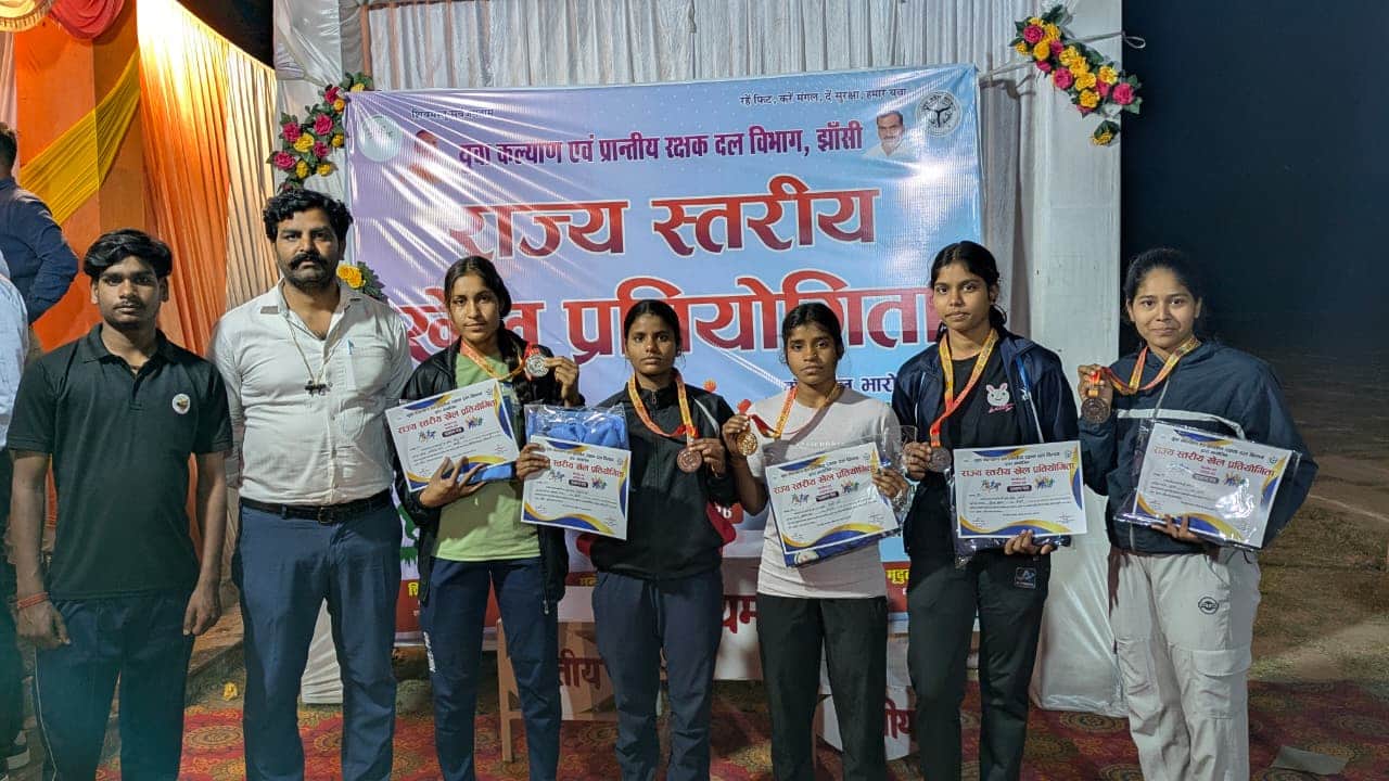 भारोत्तोलन प्रतियोगिता में जीतने के बाद मेडल दिखातीं महिला खिलाड़ी। स्रोत: स्वयं