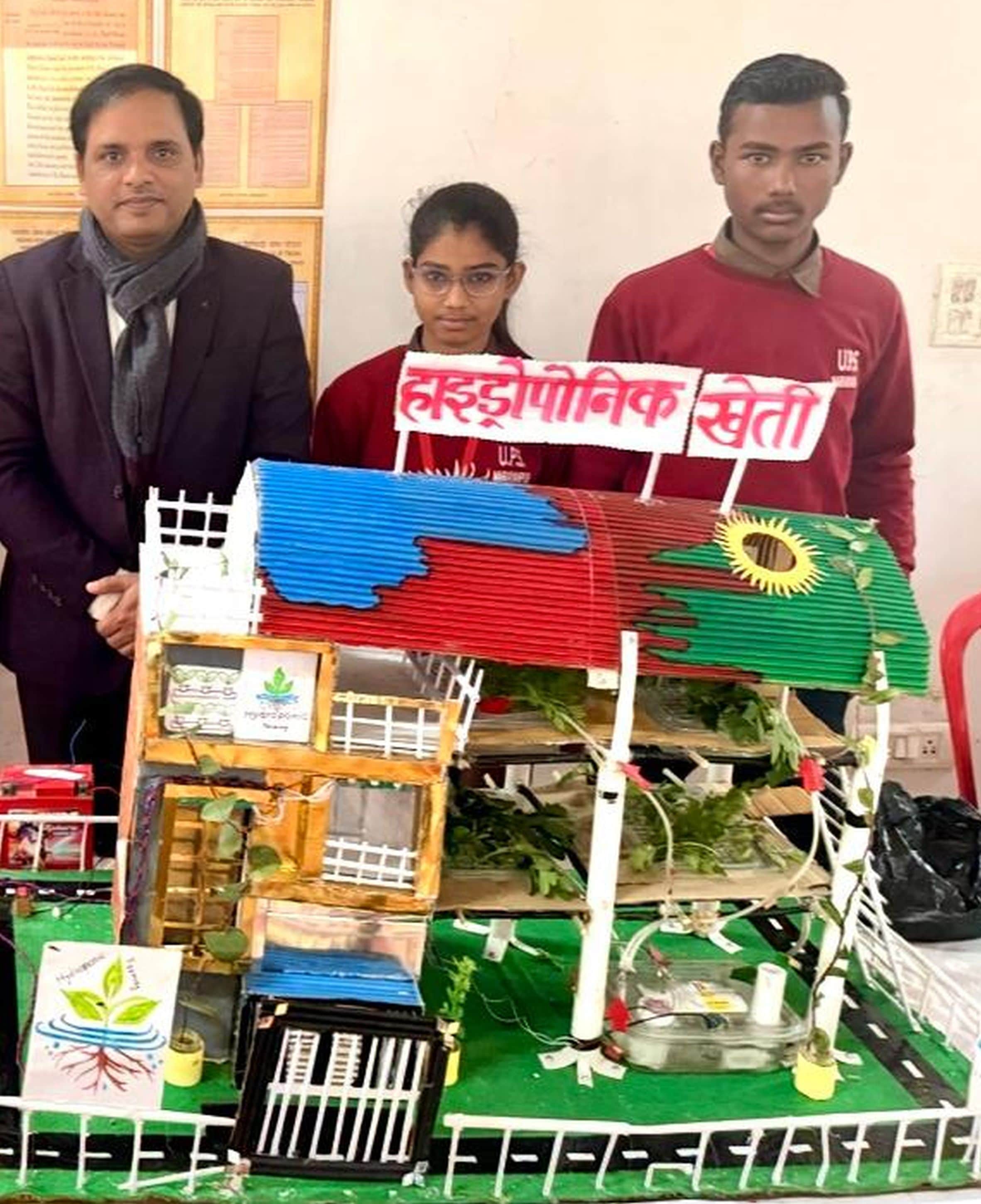 भादर ब्लॉक के  नारायनपुर प्राथमिक विद्यालय में मॉडल के साथ छात्रा दिव्या। स्रोत: शिक्षक 